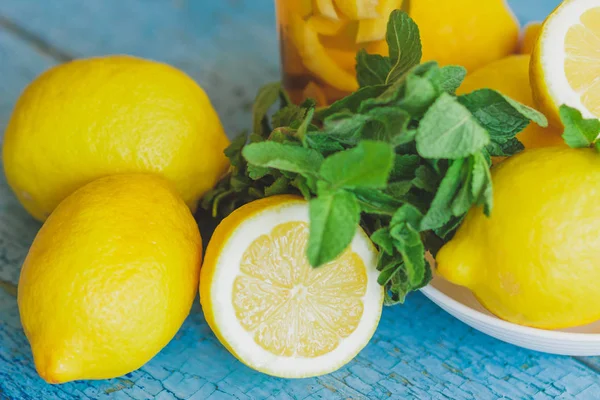 Sarı limon nane ile yaprakları, ahşap arka plan — Stok fotoğraf