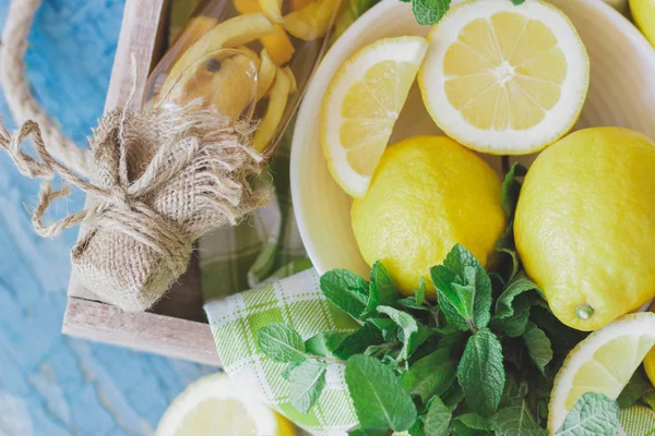 Sarı limon nane ile ahşap arka plan üzerinde bırakır — Stok fotoğraf