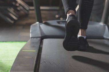 Kadın spor salonunda koşu bandı üzerinde çalışan