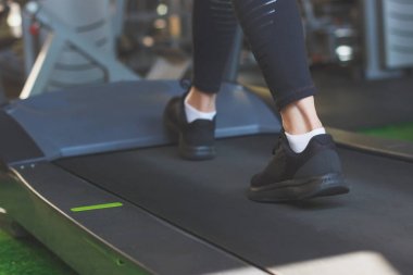 Kadın spor salonunda koşu bandı üzerinde çalışan