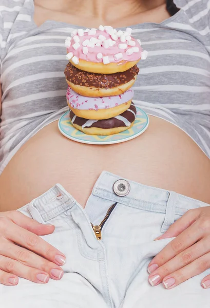Hamile kadın ile karın üzerinde farklı çörek — Stok fotoğraf
