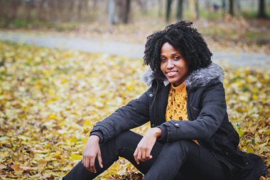 İçinde rahat kıyafetler giymiş genç esmer kadın