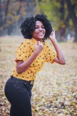 İçinde rahat kıyafetler giymiş genç esmer kadın