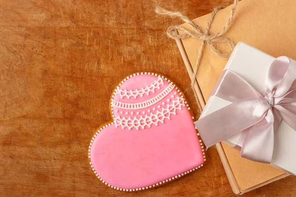 Рожеве печиво у формі серця з різними візерунками, дерев'яний фон — стокове фото