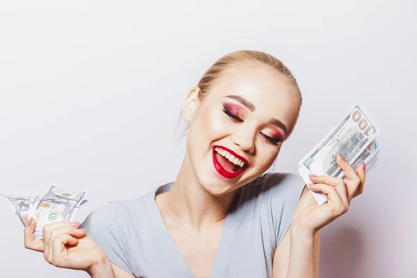 Retrato de hermosa mujer joven, fondo claro Imagen De Stock