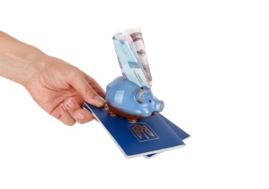 Elinde bir banknot ile 1000 hryvnia, izole edilmiş.