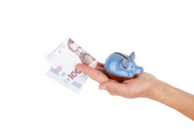 Elinde bir banknot ile 1000 hryvnia, izole edilmiş.