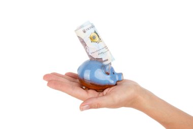 Elinde bir banknot ile 1000 hryvnia, izole edilmiş.