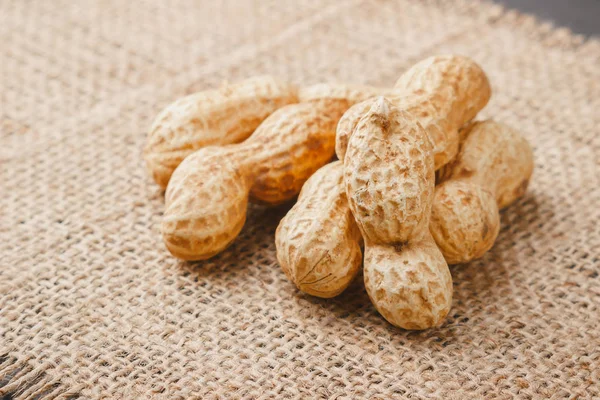 Background from golden peanuts in the shells — Stock Photo, Image
