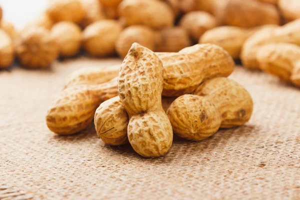 Background from golden peanuts in the shells — Stock Photo, Image