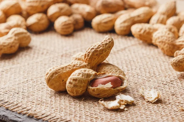 Background from golden peanuts in the shells — Stock Photo, Image