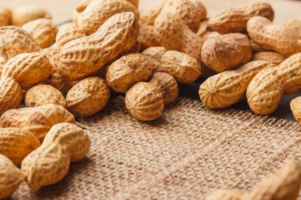 Fondo de cacahuetes dorados en las conchas Fotos De Stock Sin Royalties Gratis