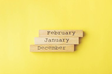 ev şekilli ahşap kütükler sarı arka planda, üst manzara