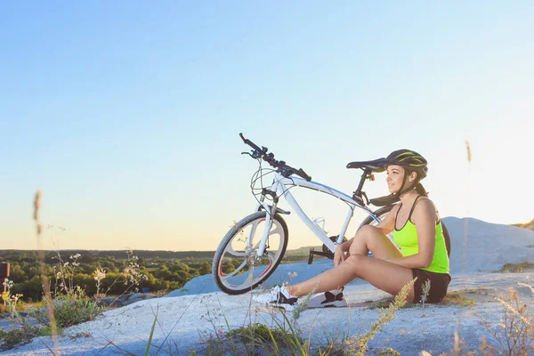 Jeune Femme Sportive Avec Vélo Sur Coucher Soleil Fond Doux Photo De Stock