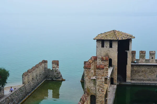Blick auf den Gardasee bei Nebel, von der Burg, Sirmione — Stockfoto