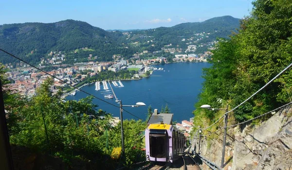 Arrampicata funicolare dal Lago di Como, Como, Italia — Foto Stock Arrampicata funicolare dal Lago di Como, Como, Italia — Foto Stock
