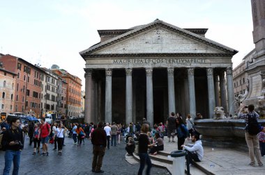 Rome, İtalya - 4 Nisan 2016: Turist ziyaret Pantheon Antik Roma kültürü, tüm tanrıların Tapınağı ünlü Anıtı 2 yüzyılda inşa.