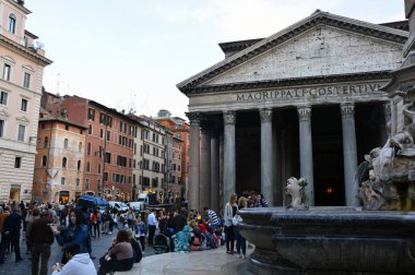 Rome, İtalya - 4 Nisan 2016: Turist ziyaret Pantheon Antik Roma kültürü, tüm tanrıların Tapınağı ünlü Anıtı 2 yüzyılda inşa.