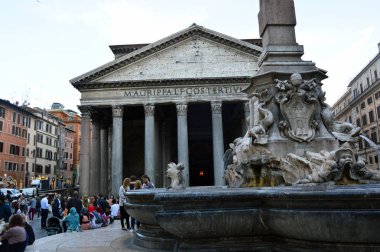 Rome, İtalya - 4 Nisan 2016: Turist ziyaret Pantheon Antik Roma kültürü, tüm tanrıların Tapınağı ünlü Anıtı 2 yüzyılda inşa.