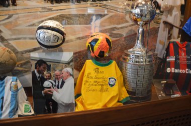 Camdan bir Vatikan Müzeleri ile futbol oyuncusu Gigi Buffon, imzalı futbol topları ve Brezilyalı futbol gömlek Pel tarafından imzalı fotoğraf Papa Francis ile