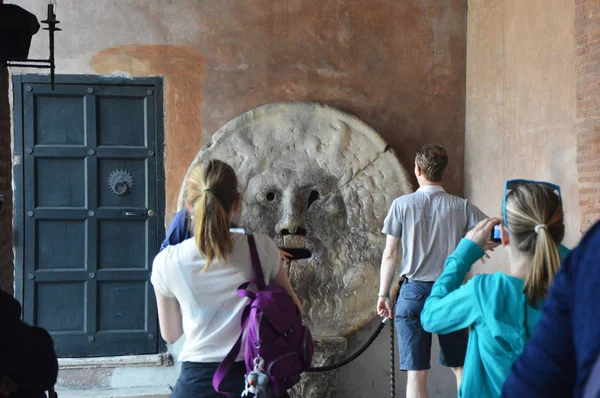 Turistas frente a la Boca de la Verdad (Bocca della Verit). Iglesia de Santa Maria in Cosmedin en Roma, Italia —  Fotos de Stock