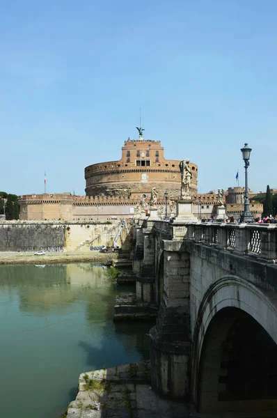 サンタンジェロ城として通常知られているハドリアヌスの霊廟はサンタンジェロ橋、ローマ、イタリアでパルコ アドリアーノ ビューでそびえ立つ円筒形の建物. — ストック写真