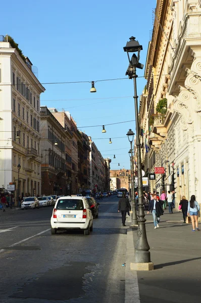 Rome, Olaszország - 2016. április 4.: Via Nazionale utcában található Róma város tavasszal. Via Nazionale van a fő utcán, a történelmi Róma központjában — Stock Fotó