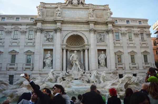 트레비 분수를 방문 하는 관광객. 트레비 분수는 로마에서 가장 큰 바로크 식 분수 이다. 그것은 로마의 가장 인기 있는 관광 명소와 아이코 닉 기호 중 하나. — 스톡 사진