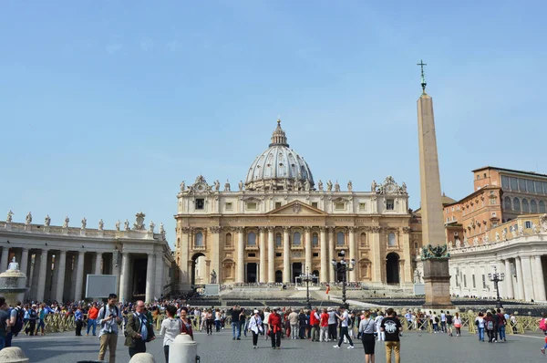 Saint Peter Meydanı ve Basilica San Pietro in Vatikan şehri ziyaret turistler. Roma, İtalya