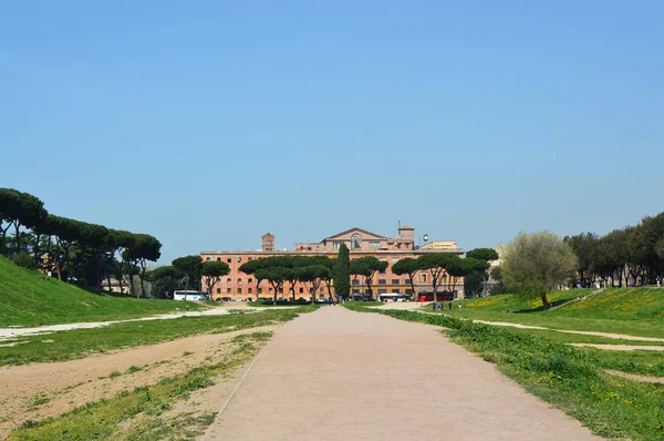 Circo Máximo vazio com grama verde e árvores na primavera, dia ensolarado, Circo Massimo, Roma, Roma — Fotografia de Stock