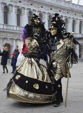 Venice, İtalya - 23 Şubat 2017: Venedik maskeli kimliği belirsiz kişi 23 Şubat 2017 üzerinde Venedik Karnavalı katılmak