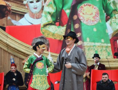 Venice, İtalya - 23 Şubat 2017: Venedik maskeli kimliği belirsiz kişi 23 Şubat 2017 üzerinde Venedik Karnavalı katılmak
