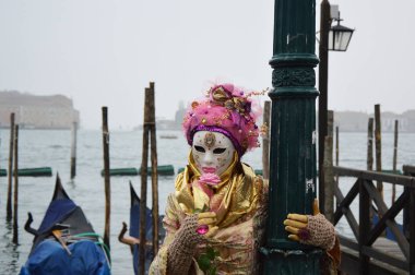 Venice, İtalya - 23 Şubat 2017: Katılımcı karnaval Venedik, yaklaşık iki hafta önce Ash Çarşamba başlayan ve Mardi Gras üzerinde biten bir yıllık Festivali