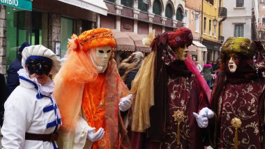 Venice, İtalya - 23 Şubat 2017: Venedik maskeli kimliği belirsiz kişi 23 Şubat 2017 üzerinde Venedik Karnavalı katılmak