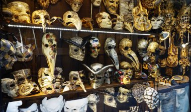 Venice, İtalya - 23 Şubat 2017: Otantik el yapımı Venedik Karnavalı yüz maskeleri koleksiyonu parti ve maskeli balo satışında gerçekçi