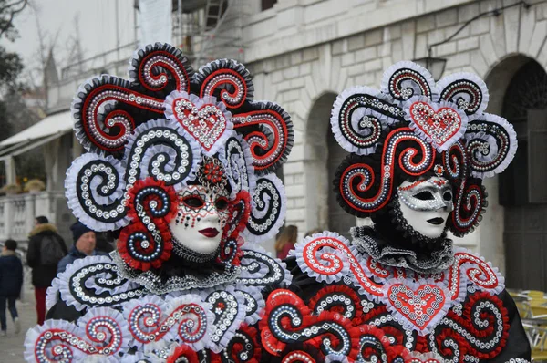 Venice, İtalya - 23 Şubat 2017: Venedik maskeli kimliği belirsiz kişi 23 Şubat 2017 üzerinde Venedik Karnavalı katılmak — Stok fotoğraf