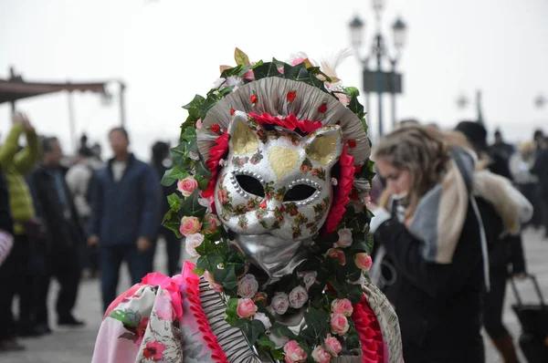 VENICE, ITALY - FEBRUARY 23, 2017: Participant in The Carnival of Venice, an annual festival that starts around two weeks before Ash Wednesday and ends on Mardi Gras — Stock Photo, Image