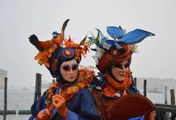 Venedig, Italien - 23. Februar 2017: Unbekannte in venezianischen Masken nehmen am Karneval von Venedig am 23. Februar 2017 teil — Stockfoto