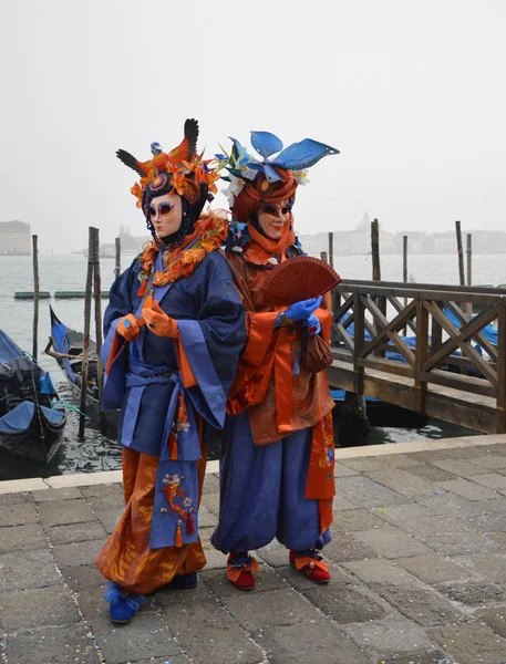 Venedig, Italien - 23. Februar 2017: Unbekannte in venezianischen Masken nehmen am Karneval von Venedig am 23. Februar 2017 teil — Stockfoto
