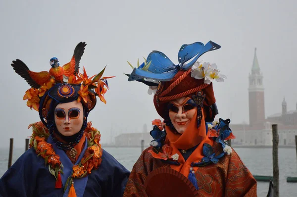 VENICE, ITALY - FEBRUARY 23, 2017: Unidentified people in Venetian masks participate in the Carnival of Venice on February 23, 2017 — Stock Photo, Image