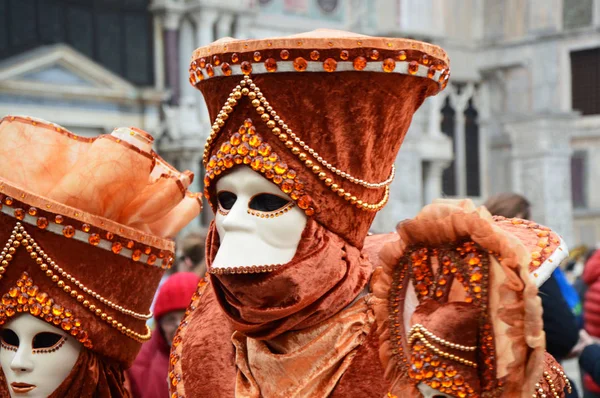 Venedig, Italien - 23. Februar 2017: Teilnehmer am Karneval von Venedig, einem jährlichen Fest, das etwa zwei Wochen vor Aschermittwoch beginnt und am Faschingsdienstag endet — Stockfoto