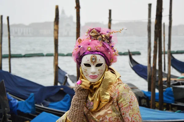 Venedig, Italien - 23. Februar 2017: Teilnehmer am Karneval von Venedig, einem jährlichen Fest, das etwa zwei Wochen vor Aschermittwoch beginnt und am Faschingsdienstag endet — Stockfoto