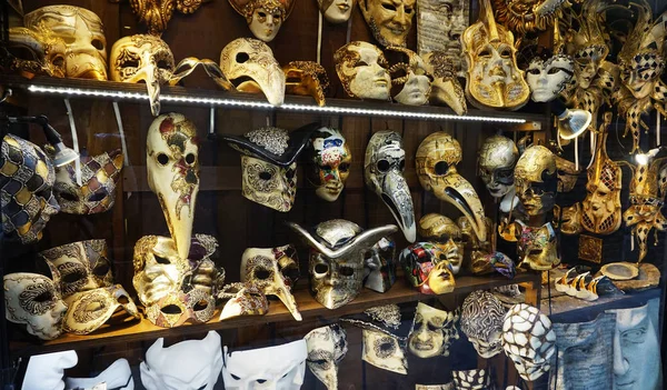 ヴェネツィア, イタリア - 2017 年 2 月 23 日: 本格的な手作りのベネチアン ・ カーニバル顔マスク コレクション パーティーや仮面舞踏会販売でリアルに再現 — ストック写真