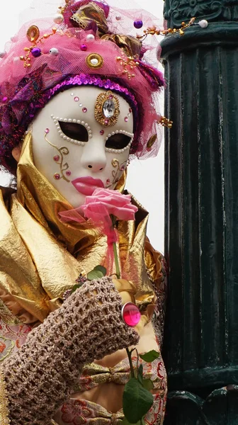 Venedig, Italien - 23. Februar 2017: Teilnehmer am Karneval von Venedig, einem jährlichen Fest, das etwa zwei Wochen vor Aschermittwoch beginnt und am Faschingsdienstag endet — Stockfoto