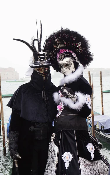 VENICE, ITALY - FEBRUARY 23, 2017: Unidentified people in Venetian masks participate in the Carnival of Venice on February 23, 2017 — Stock Photo, Image