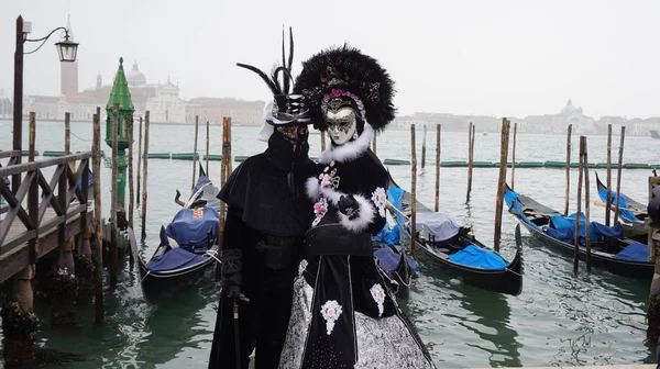 VENECIA, ITALIA - 23 DE FEBRERO DE 2017: Personas no identificadas con máscaras venecianas participan en el Carnaval de Venecia el 23 de febrero de 2017 — Foto de Stock