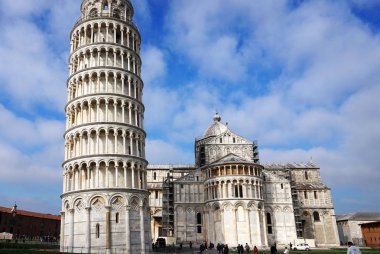  Leaning Tower ve Piazza dei Miracoli olarak da bilinen Piazza del Duomo turist, Pisa, İtalya için Santa Maria Assunta Katedrali