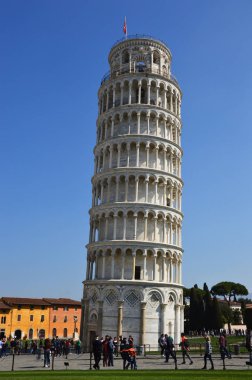 Piazza dei Miracoli da turist, Pisa, İtalya Piazza del Duomo bilinen Leaning Tower