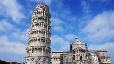 Leaning Tower ve Piazza dei Miracoli olarak da bilinen Piazza del Duomo turist, Pisa, İtalya için Santa Maria Assunta Katedrali