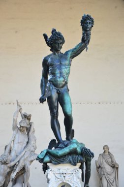 Perseus ile kafa, Medusa heykeli Loggia dei Lanzi yakınındaki Palazzo Vecchio bina palace, Florence, İtalya